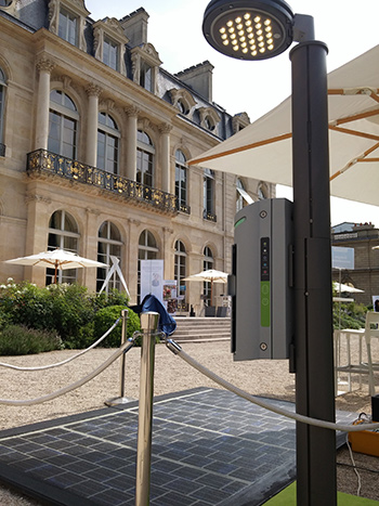 [ Lampadaire City Charge expos devant l'Elyse ]